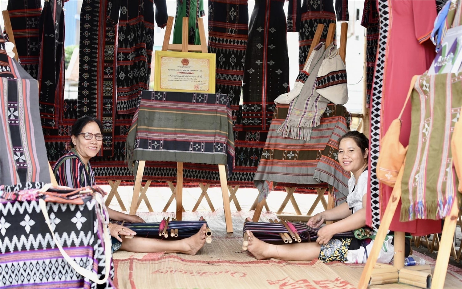 HTX Thổ cẩm xanh A Lưới AzaKooh quảng bá sản phẩm hàng hóa từ Zèng A Lưới và trình diễn dệt Zèng tại chương trình Kí hoạ Di sản Cố đô năm 2023 diễn ra từ 1/8 - 6/8/2023. HTX Thổ cẩm xanh AzaKooh quảng bá sản phẩm hàng hóa từ Zèng A Lưới và trình diễn dệt Zèng tại chương trình Kí hoạ Di sản Cố đô năm 2023 diễn ra từ 1/8 - 6/8/2023.