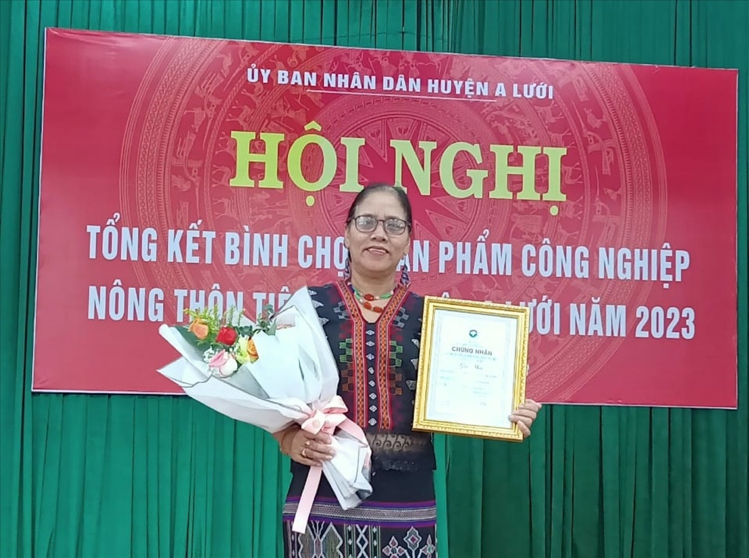 Nghệ nhân Mai Thị Hợp, Chủ nhiệm HTX Thổ cẩm xanh A Lưới AzaKooh vinh dự được nhận giải Nhất trong cuộc thi bình chọn sản phẩm công nghiệp, nông thôn tiêu biểu cấp huyện năm 2023. Nghệ nhân Mai Thị Hợp, Chủ nhiệm HTX Thổ cẩm xanh AzaKooh vinh dự được nhận giải Nhất trong cuộc thi bình chọn sản phẩm công nghiệp, nông thôn tiêu biểu cấp huyện năm 2023.