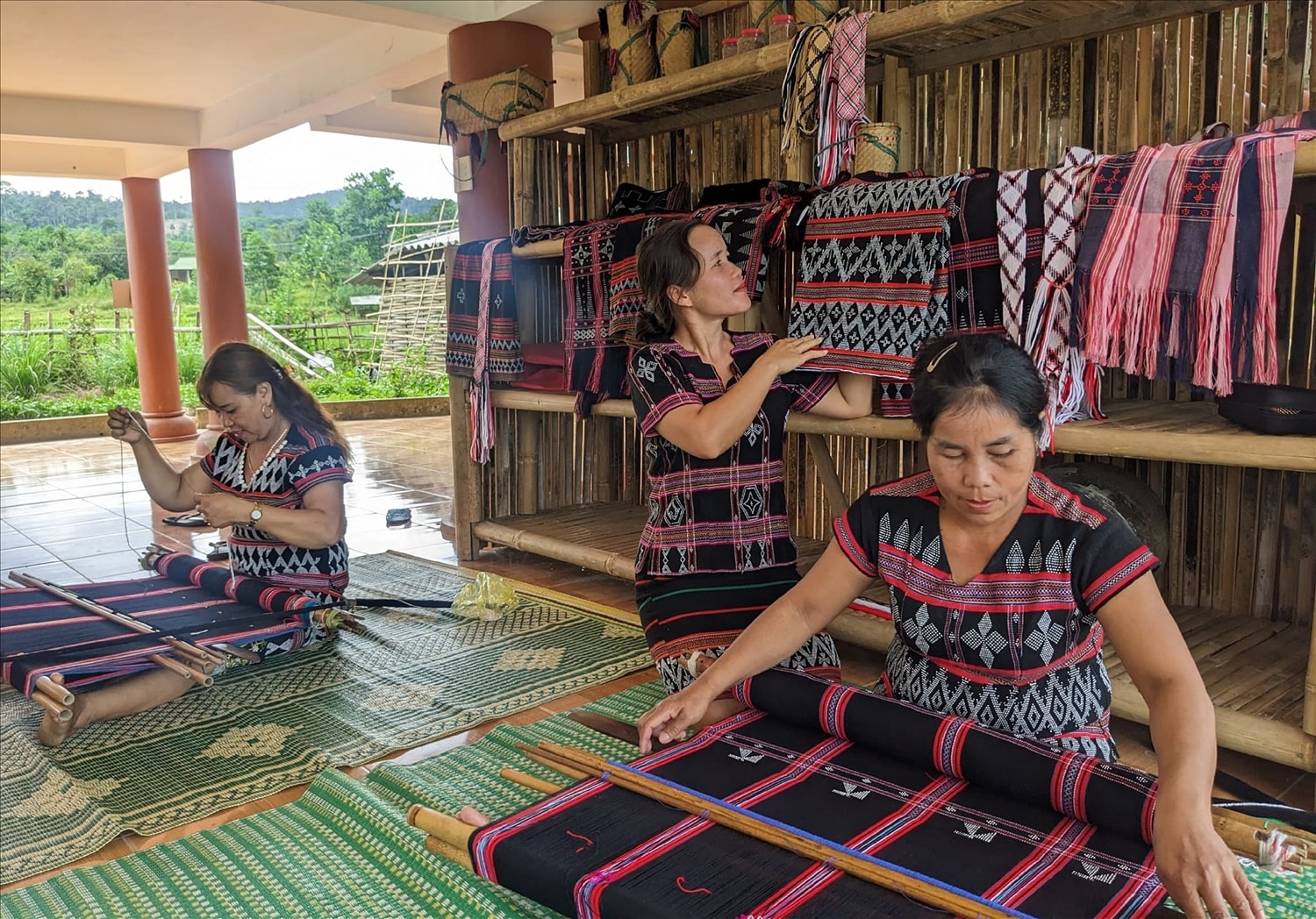 Nhờ tham gia vào HTX Thổ cẩm xanh A Lưới AzaKooh mà hàng trăm phụ nữ người Pa Cô, Tà Ôi, Cơ Tu ở vùng núi Trường Sơn có thu nhập ổn định. Nhờ tham gia vào HTX Thổ cẩm xanh AzaKooh mà hàng trăm phụ nữ người Pa Cô, Tà Ôi, Cơ Tu ở vùng núi Trường Sơn có thu nhập ổn định.