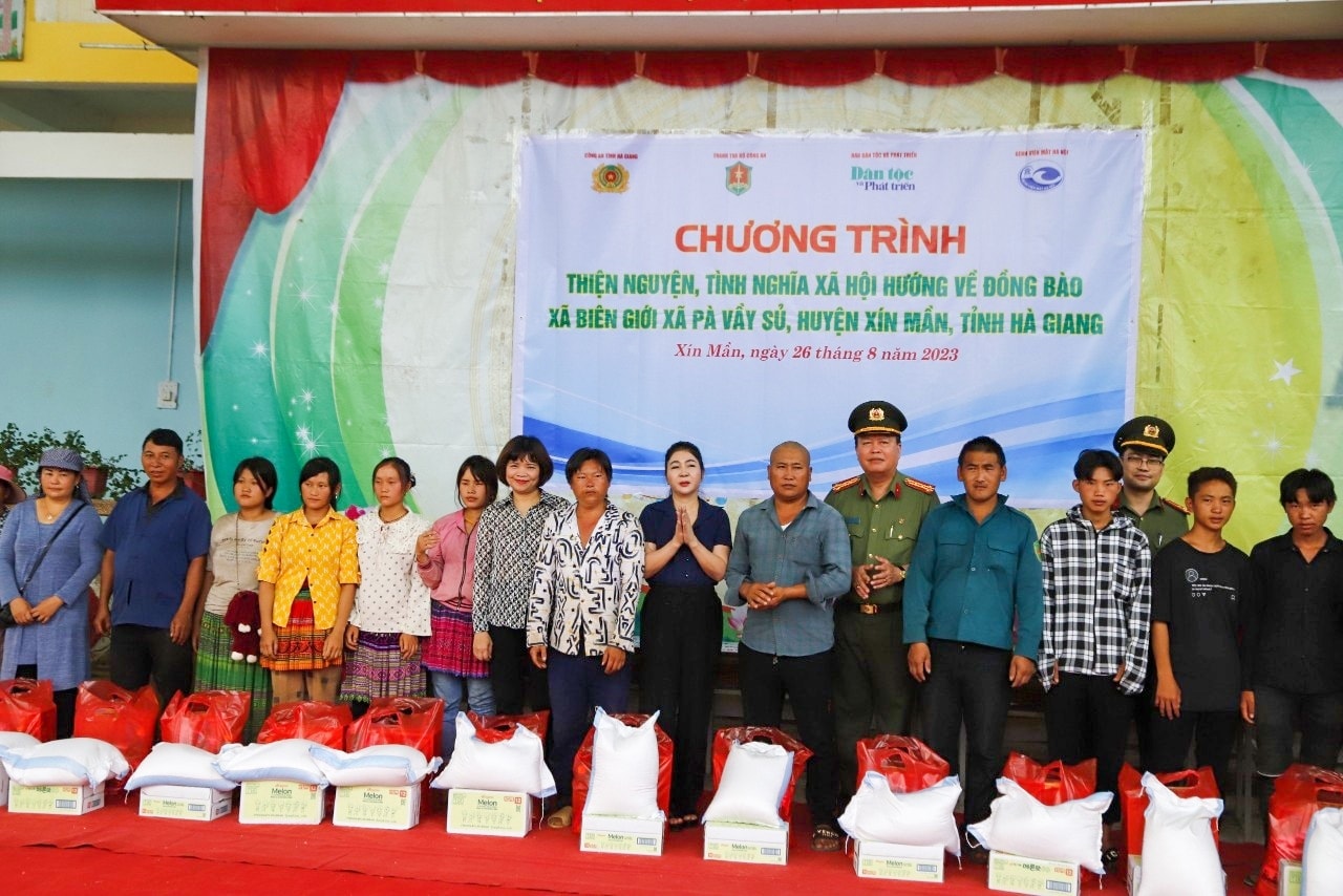 Những suất quà gói ghém niềm cảm thông, sẻ chia, quan tâm tới đồng bào Pà Vầy Sủ Những suất quà gói ghém niềm cảm thông, sẻ chia, quan tâm tới đồng bào Pà Vầy Sủ