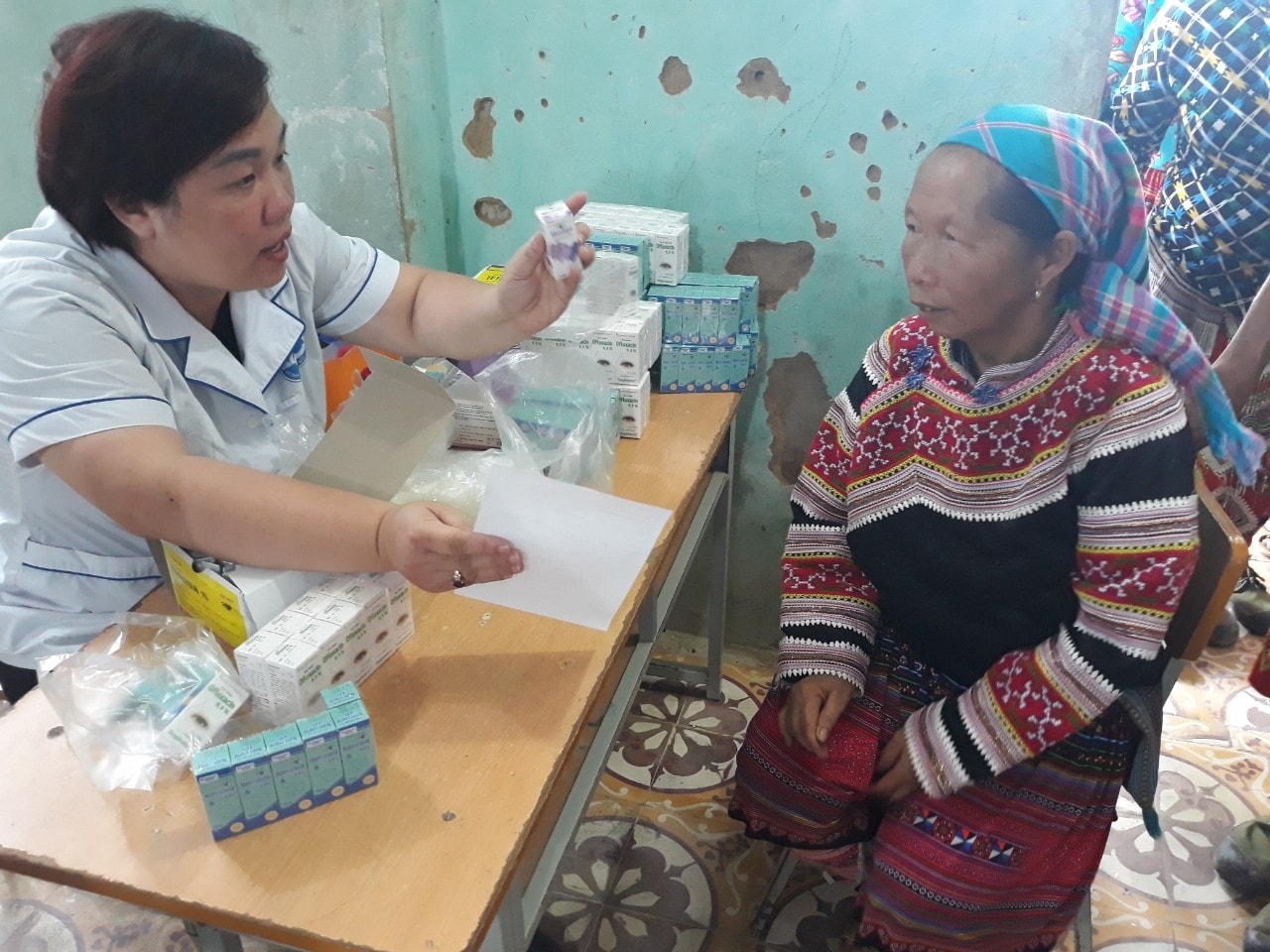 Khám, cấp phát thuốc và hướng dẫn bà con Pà Vầy Sủ chăm sóc các bệnh về mắt Khám, cấp phát thuốc và hướng dẫn bà con Pà Vầy Sủ chăm sóc các bệnh về mắt