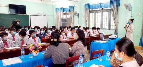 Phòng Dân tộc huyện phối hợp Ban giám hiệu trường PTDTNT THCS huyện Minh Long và Phòng Dân số Trung tâm Y tế huyện Minh Long, tổ chức buổi truyền thông chuyên đề “Nâng cao nhận thức về chăm sóc sức khỏe vị thành niên, phòng chống tảo hôn, hôn nhân cận huyết huyết thống” cho học sinh