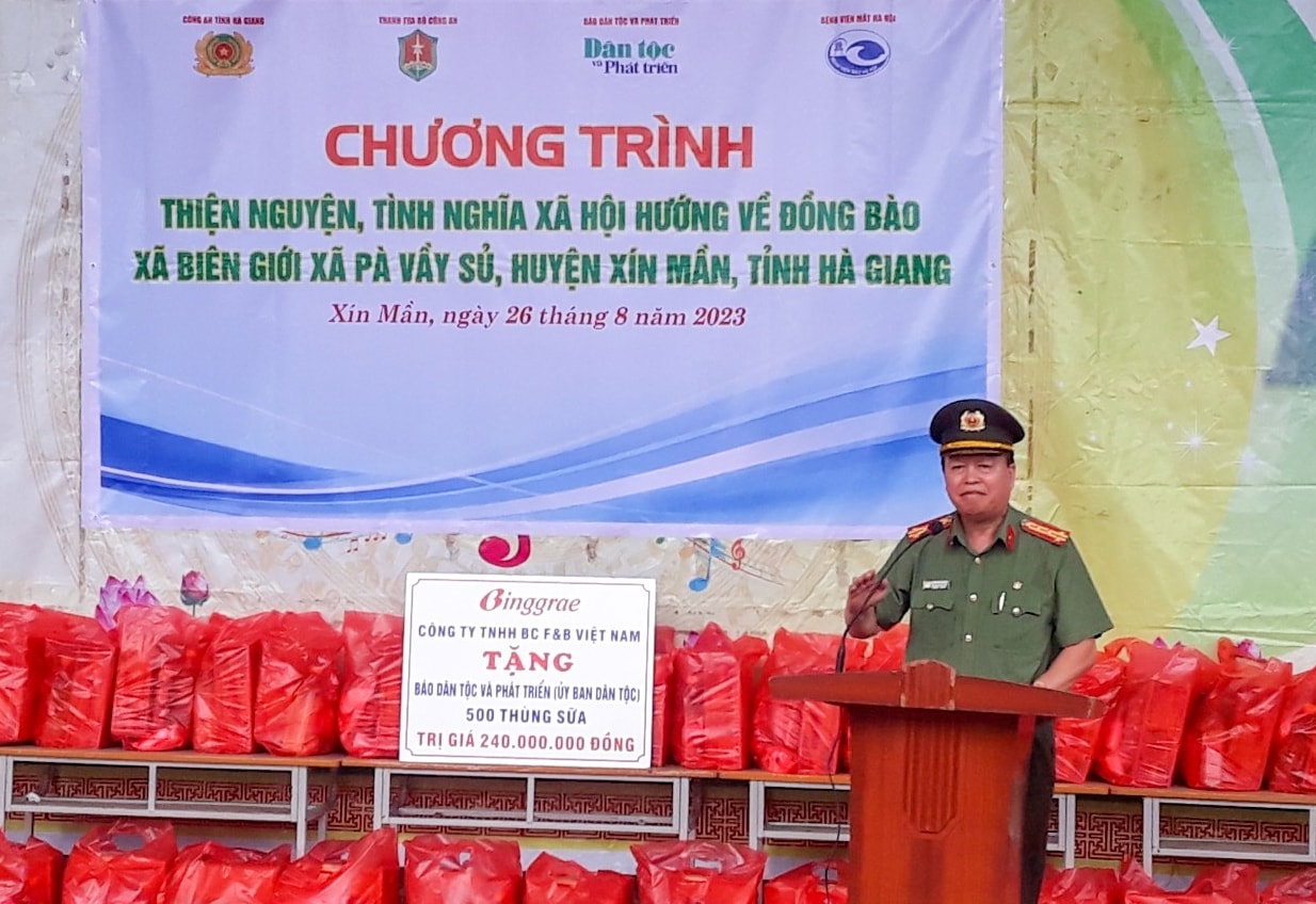 Đại tá Lương Ngọc Dùng – Phó chánh thanh tra Bộ Công an bày tỏ: Chúng tôi luôn xác định “vì nước quên thân, vì dân phục vụ” là mục tiêu, lí tưởng của người chiến sĩ công an nhân dân Đại tá Lương Ngọc Dùng – Phó Chánh thanh tra Bộ Công an bày tỏ: Chúng tôi luôn xác định “vì nước quên thân, vì dân phục vụ” là mục tiêu, lí tưởng của người chiến sĩ công an nhân dân