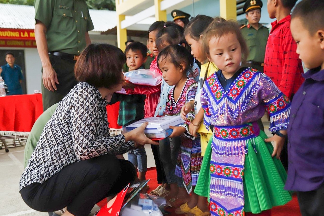 Phó tổng biên tập Báo Dân tộc và Phát triển Bùi Phương Hạ trao quà cho học sinh tại xã Pà Vầy Sủ Phó Tổng Biên tập Báo Dân tộc và Phát triển Bùi Thị Hạ trao quà cho học sinh tại xã Pà Vầy Sủ