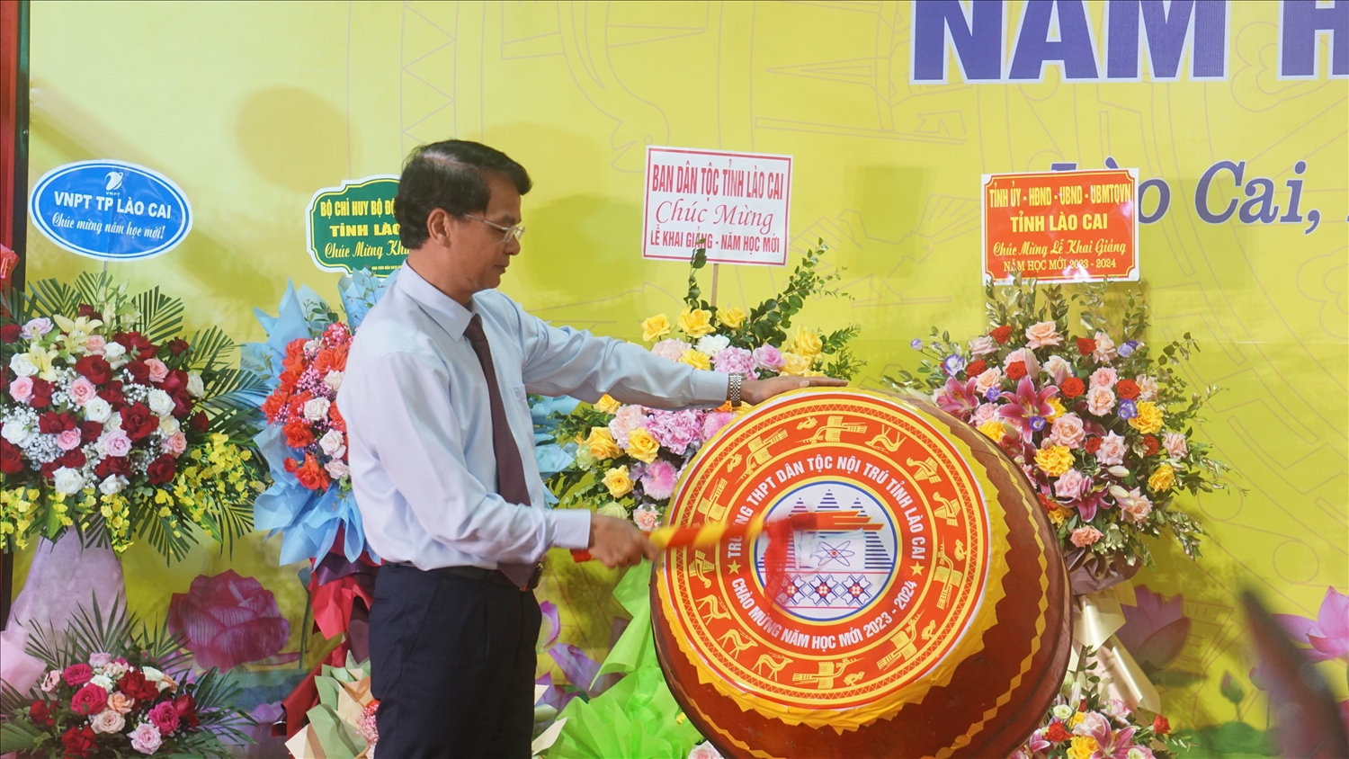 Bí thư Tỉnh ủy Lào Cai đánh trống khai giảng năm học mới tại Trường THPTDTNT tỉnh Lào Cai 