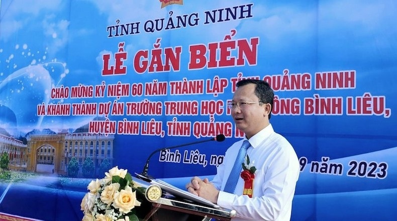 Quyền Chủ tịch Ủy ban nhân dân tỉnh Quảng Ninh Cao Tường Huy phát biểu tại lễ gắn biển công trình Trường Trung học phổ thông Bình Liêu Quyền Chủ tịch Ủy ban nhân dân tỉnh Quảng Ninh Cao Tường Huy phát biểu tại lễ gắn biển công trình Trường Trung học phổ thông Bình Liêu