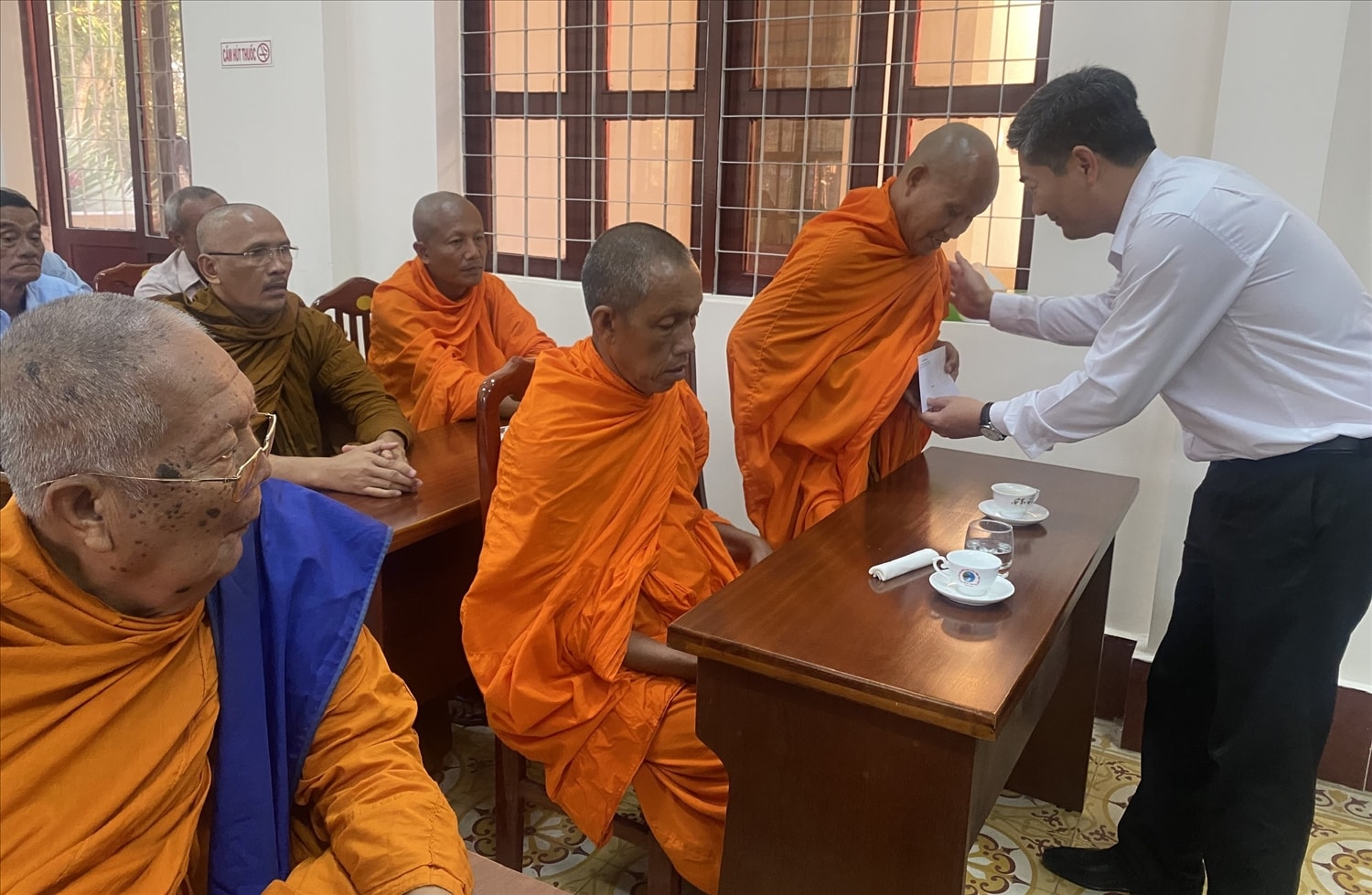 Thứ trưởng, Phó Chủ nhiệm UBDT Y Vinh Tơr  trao quà mừng năm mới cho Người có uy tín thuộc Hội Đoàn kết Sư sãi yêu nước tỉnh Trà Vinh.