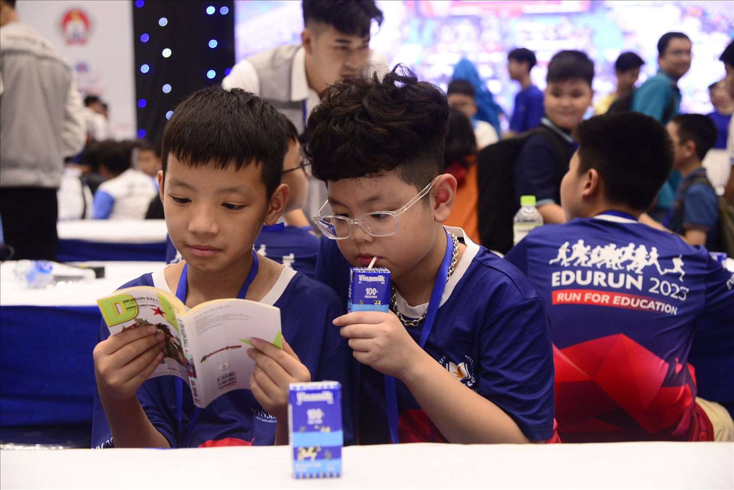 Thí sinh nạp dinh dưỡng từ sữa tươi Vinamilk 100% thơm ngon trước phần thi