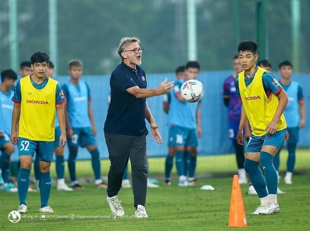 HLV Philippe Troussier cùng các cầu thủ U23 chuẩn bị cho Vòng loại U23 châu Á 2024 (Ảnh VFF)