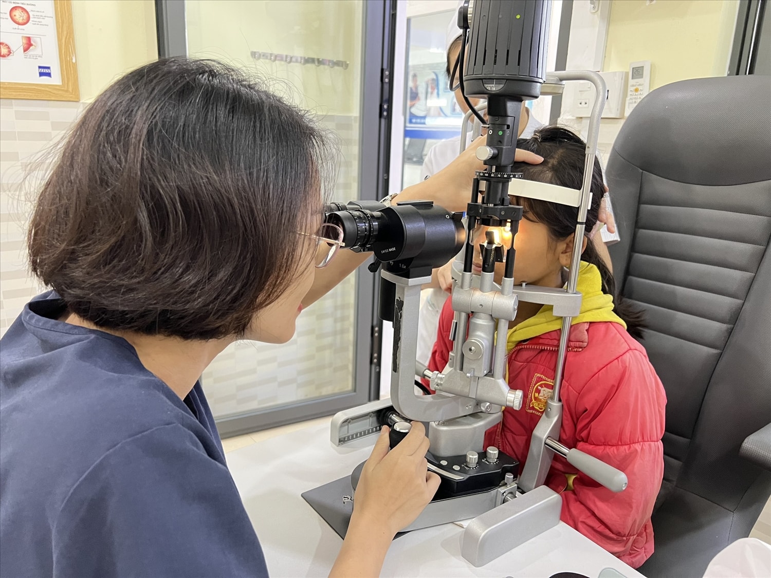 Thạc sỹ, Bác sỹ Nguyễn Thị Thanh Phượng, Giám đốc chuyên môn Bệnh viện Mắt Quốc tế Sài Gòn - Gia Lai thăm khám mắt cho trẻ em