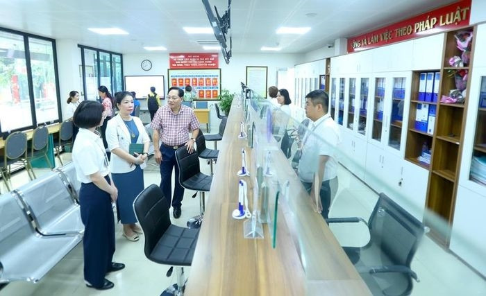 Đoàn Kiểm tra QTƯX tại bộ phận một cửa tại UBND quận Đống Đa. Ảnh: Lại Tấn.