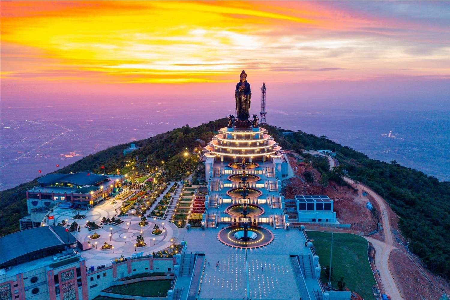 Đỉnh núi Bà Đen nhìn từ trên cao, lung linh, huyền ảo với nhiều công trình kiến trúc Phật giáo tầm cỡ