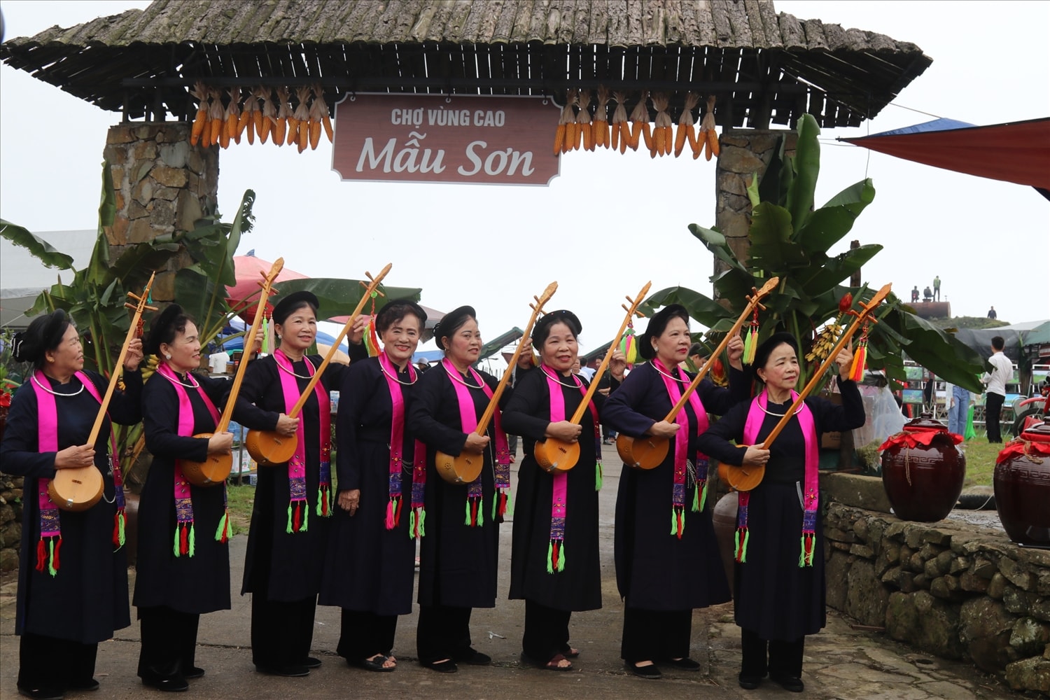 Cần có cái nhìn cẩn trọng để tránh hiểu sai lệch về bản sắc văn hóa của đồng bào các DTTS (Trong ảnh: Trang phục truyền thống dân tộc Tày ở Lạng Sơn)