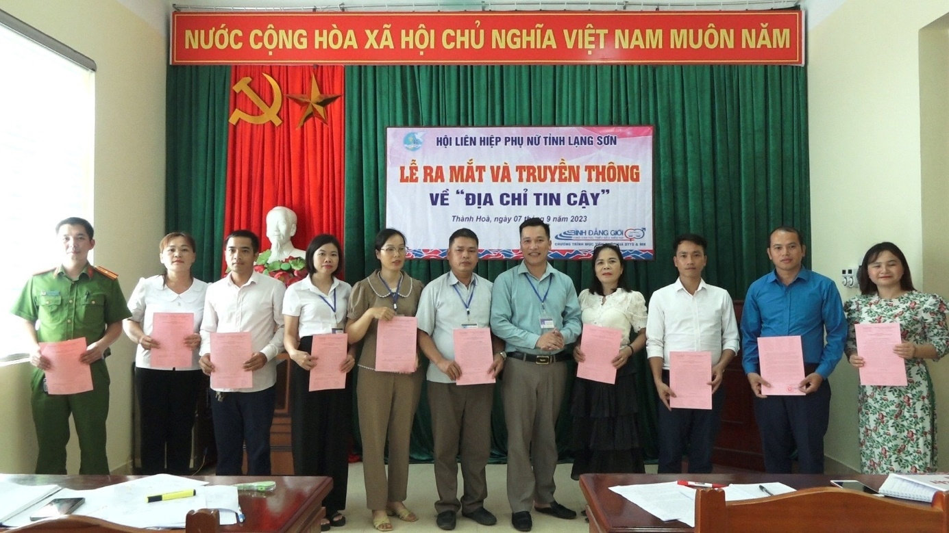 Lãnh đạo UBND xã Thành Hòa trao quyết định cho các thành viên trong Ban Quản lý mô hình “địa chỉ tin cậy”. (Ảnh: Mỹ Hạnh)