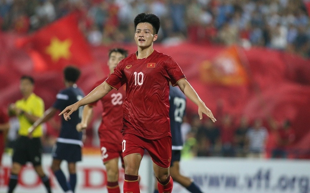 Thanh Nhàn đánh đầu đẹp mắt nâng tỷ số lên 4-0 cho U23 Việt Nam (Ảnh IT)