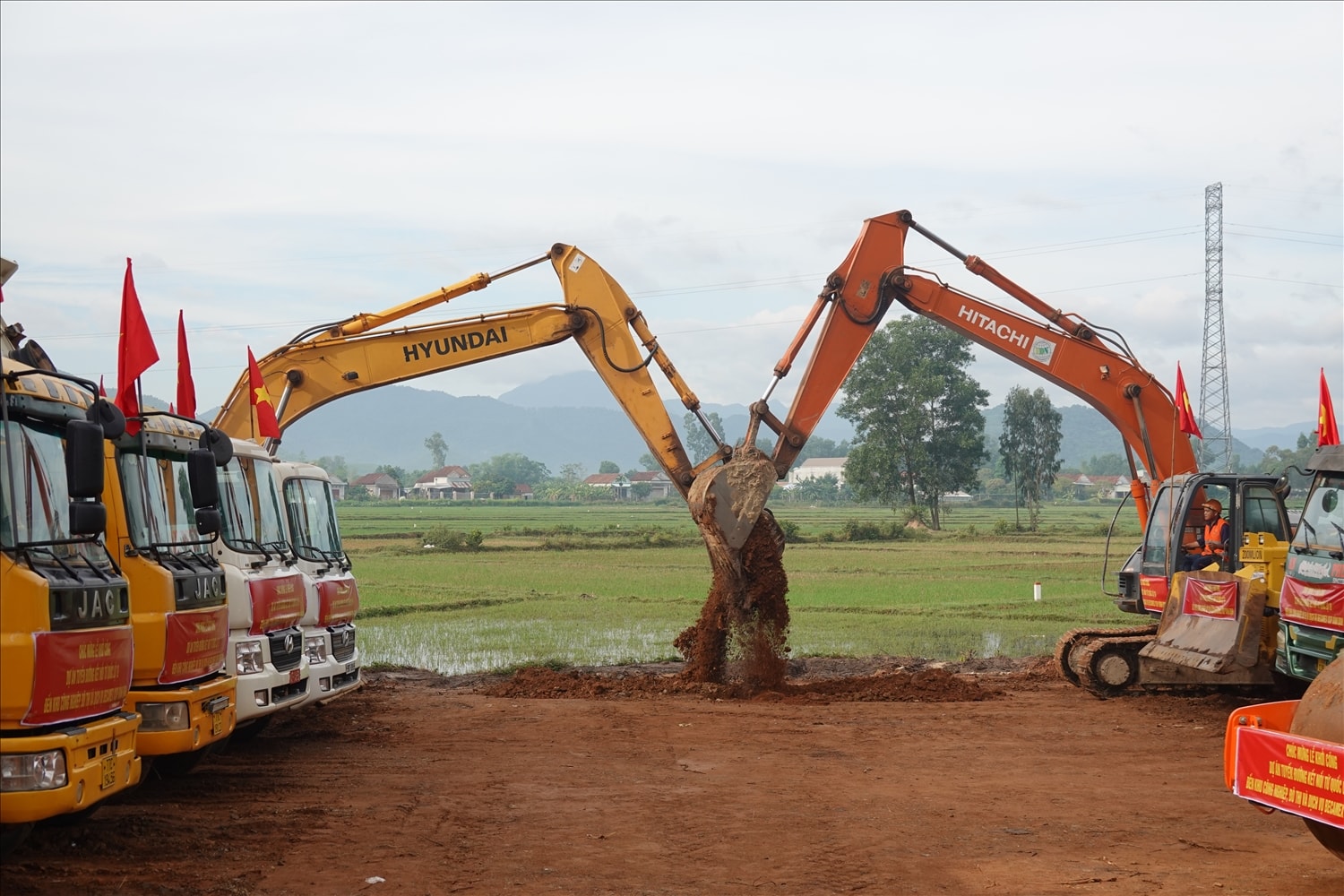 Các phương tiện, máy móc chuẩn bị thi công tuyến đường