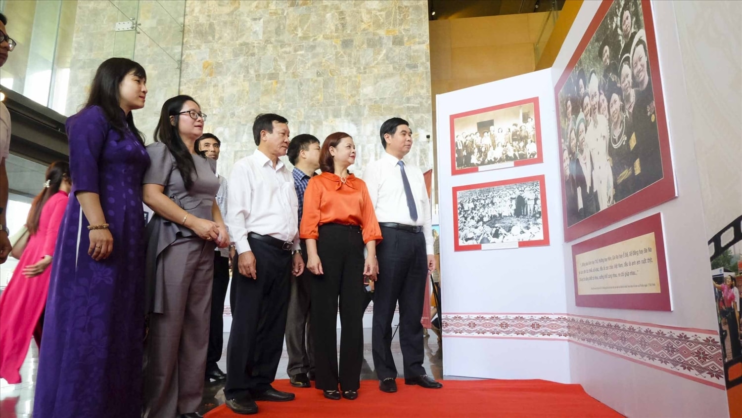 Các đại biểu tham quan xem triển lãm ảnh