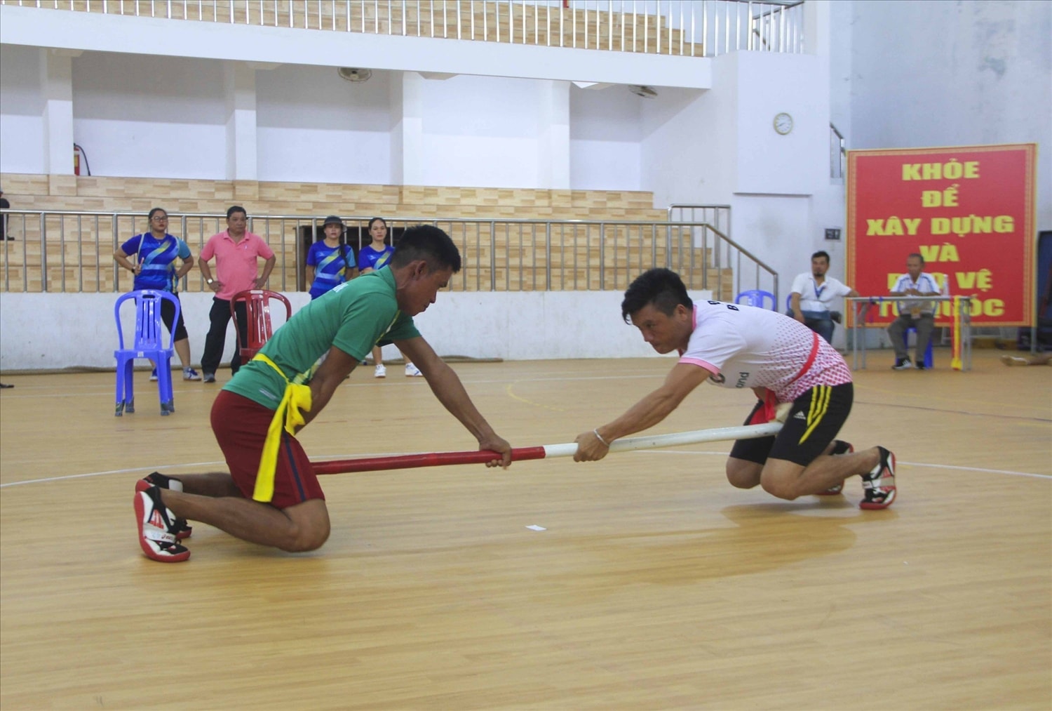 Kịch tính môn thi đấu Đẩy gậy giữa các đoàn tham gia