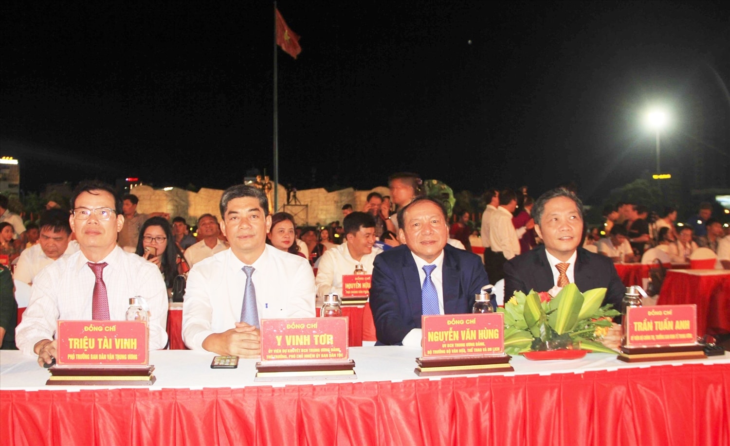 Trưởng Ban Kinh tế Trung ương Trần Tuấn Anh, Bộ trưởng Bộ VHTT&DL Nguyễn Văn Hùng, Thứ Trưởng, Phó Chủ nhiệm Ủy ban Dân tộc Y Vinh Tơr cùng lãnh đạo các ban, bộ, ngành Trung ương tham dự Lễ khai mạc Ngày hội