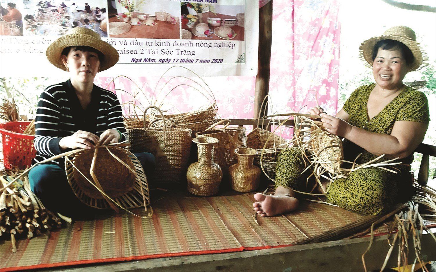 Chị Huỳnh Thị Miển (bìa trái), Tổ trưởng Phụ nữ đan lục bình ấp Vĩnh Hòa (xã Vĩnh Quới, thị xã Ngã Năm)  cùng các thành viên bên các sản phẩm do Tổ sản xuất.
