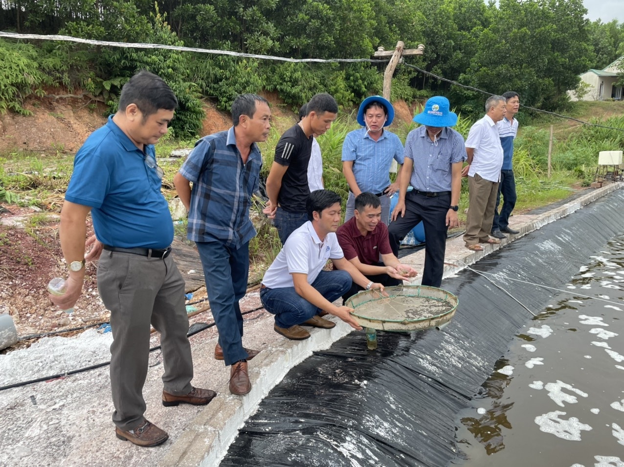 Đoàn công tác cũng đã đi tham quan mô hình nuôi tôm công nghiệp Đoàn công tác cũng đã đi tham quan mô hình nuôi tôm công nghiệp