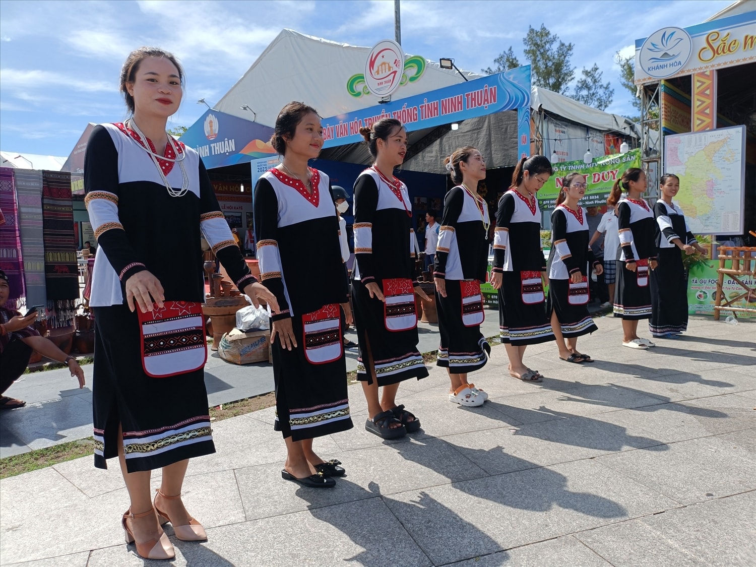 Trang phục truyền thống của người Raglai, tỉnh Khánh Hòa