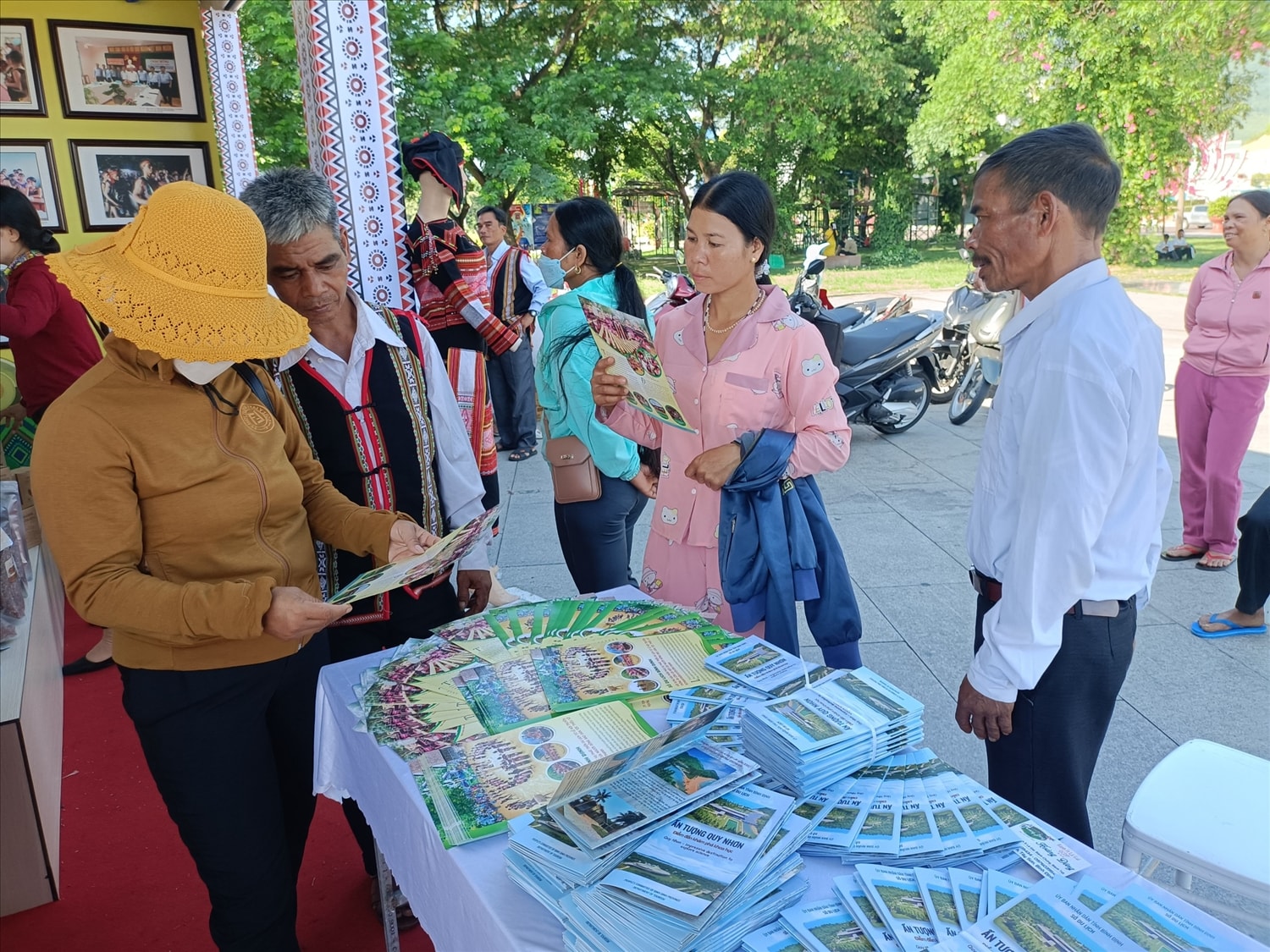 Đông đảo người dân và du khách thăm quan gian hàng giới thiệu văn hóa truyền thống các dân tộc miền Trung Đông đảo người dân và du khách thăm quan gian hàng giới thiệu văn hóa truyền thống các dân tộc miền Trung