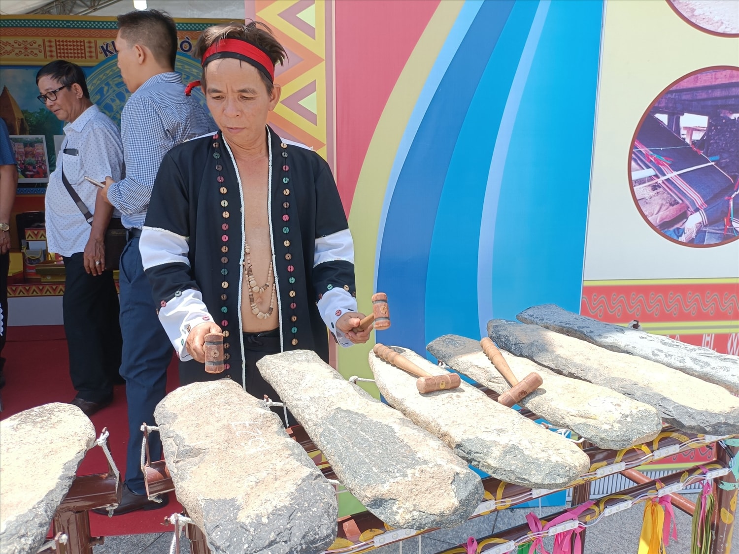 Anh BoBo Hùng nghệ nhân đàn đá tỉnh Khánh Hòa Anh BoBo Hùng nghệ nhân đàn đá tỉnh Khánh Hòa