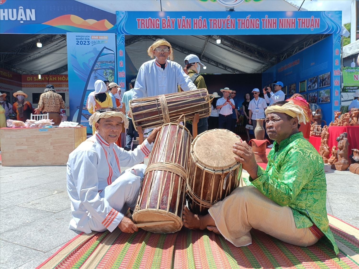 Ông Nguyễn Văn Cư nghệ nhân đoàn Ninh Thuận đánh trống Gi năng Ông Nguyễn Văn Cư nghệ nhân đoàn Ninh Thuận đánh trống Gi năng