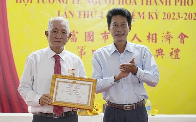 Ông Phạm Văn Nghiệp (bên phải) - Ủy viên Ban Thường vụ Thành ủy, Phó Chủ tịch UBND TP. Phú Quốc trao giấy khen cho tập thể Hội Tương tế người Hoa TP. Phú Quốc