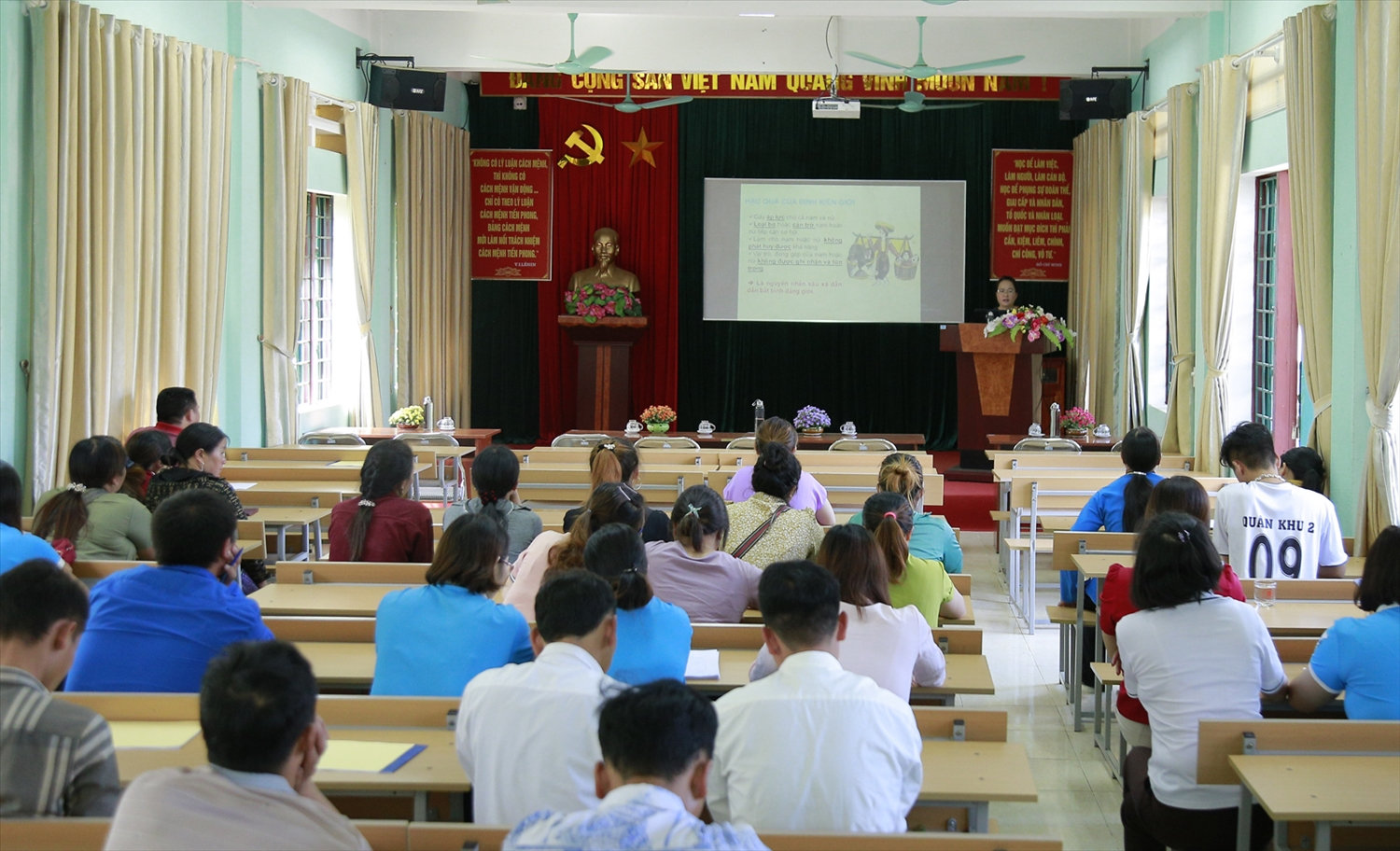 Lớp tập huấn về bình đẳng giới cũng như kỹ năng truyền thông được tổ chức cho các tổ tuyên truyền thôn bản