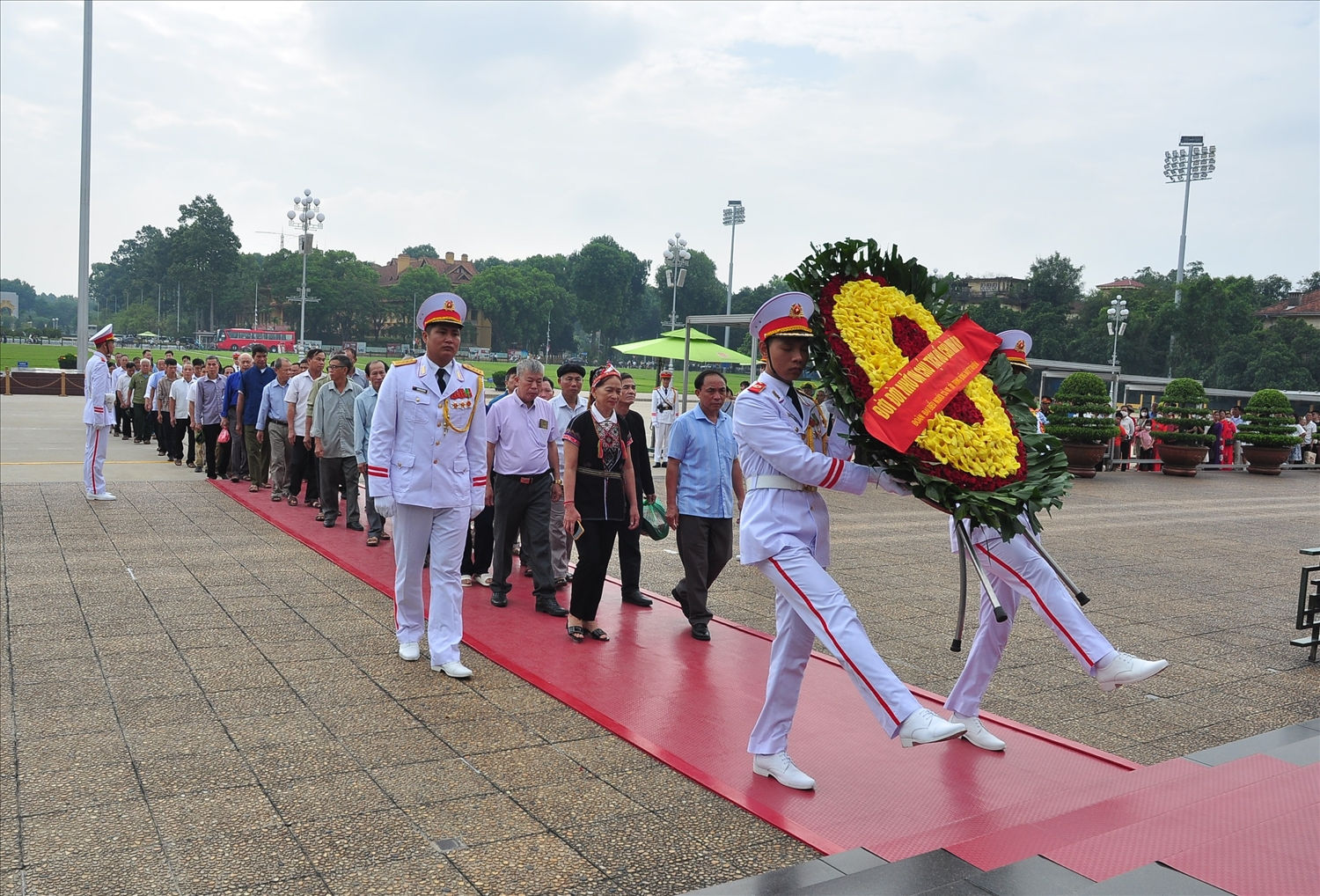 Đoàn đại biểu Người có uy tín tỉnh Yên Bái do đồng chí Vàng A Rùa - Phó Trưởng Ban Dân tộc tỉnh Yên Bái làm Trưởng đoàn dâng hoa tại Lăng Chủ tịch Hồ Chí Minh