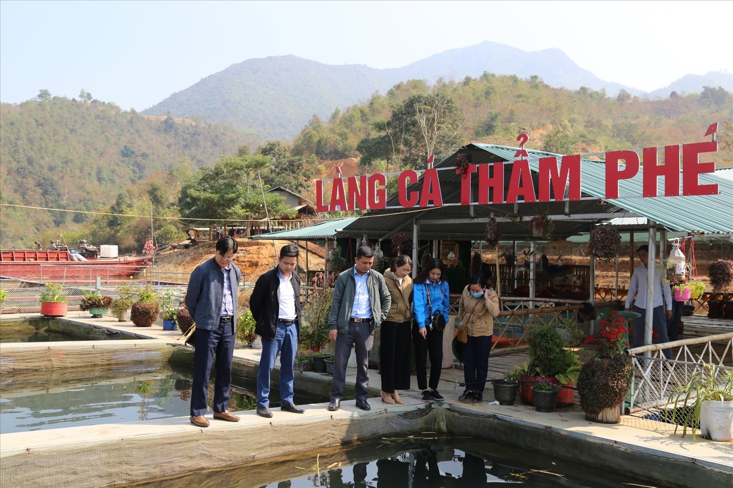 Ông Nguyễn Đức Thuận, Phó trưởng Ban Dân tộc tỉnh Lai Châu (ngoài cùng bên trái) thăm mô hình kinh tế của HTX Thanh niên Thẩm Phé (huyện Than Uyên)