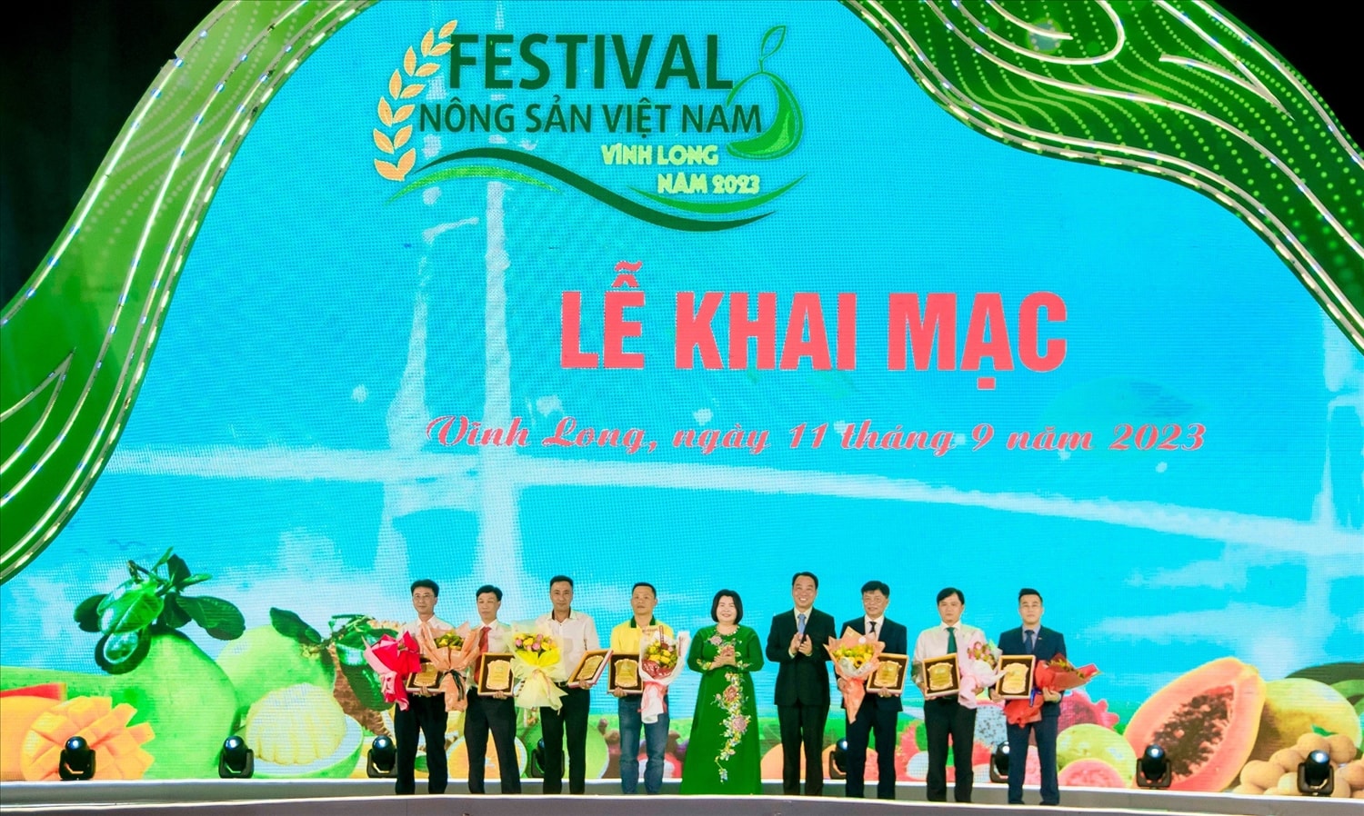 Bà Cao Xuân Thu Vân - Phó Chủ tịch Ban Chấp hành Trung ương Hội nông dân Việt Nam và ông Lữ Quang Ngời - Chủ tịch UBND tỉnh Vĩnh Long trao kỷ niệm chương và hoa tri ân các nhà tài trợ Bà Cao Xuân Thu Vân - Phó Chủ tịch Ban Chấp hành Trung ương Hội nông dân Việt Nam và ông Lữ Quang Ngời - Chủ tịch UBND tỉnh Vĩnh Long trao kỷ niệm chương và hoa tri ân các nhà tài trợ