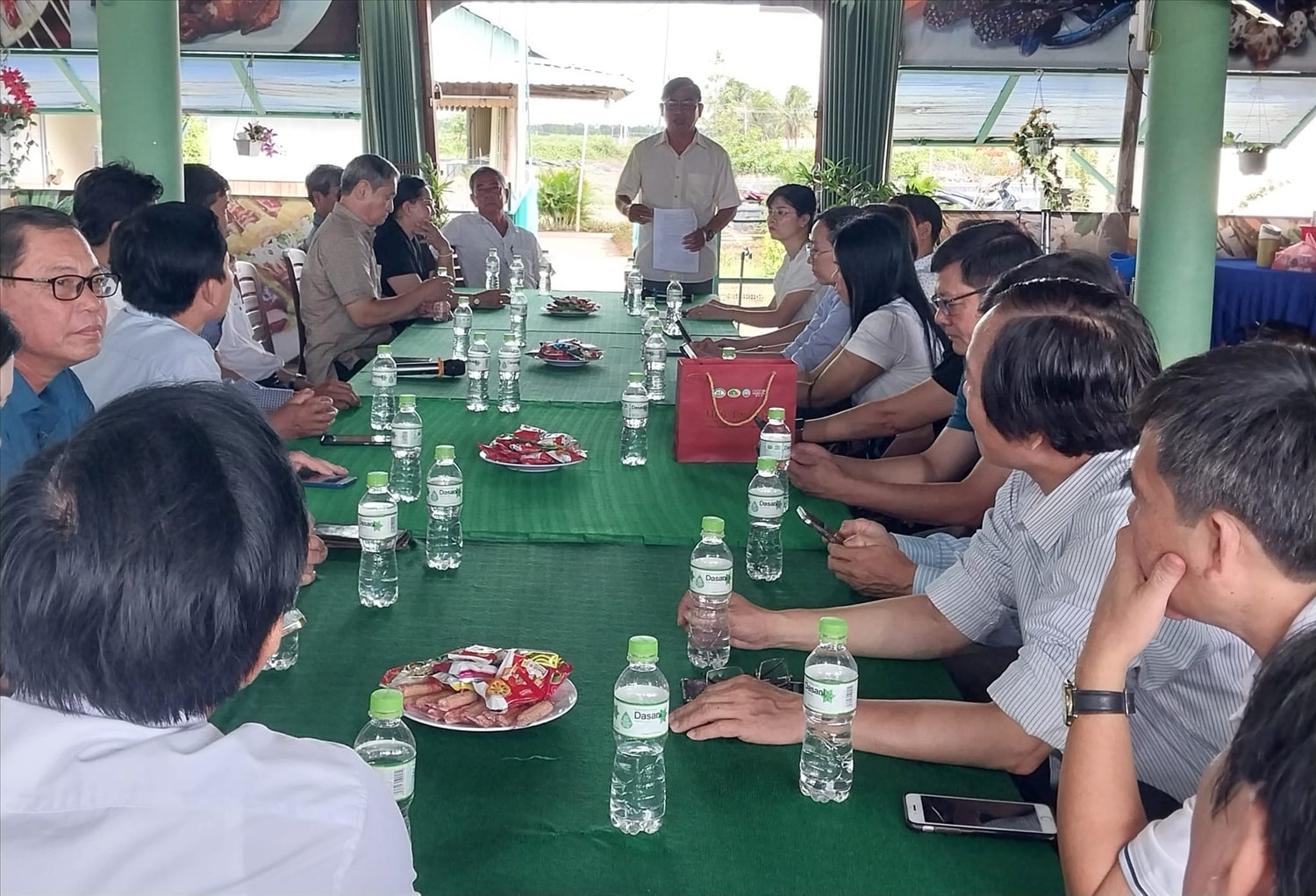 Lãnh đạo và các ban, đơn vị thuộc Liên minh HTX Việt Nam; Trưởng cơ quan Thường trực Liên minh HTX Việt Nam tại phía Nam, miền Trung Tây Nguyên và Chủ tịch Liên minh HTX các tỉnh đến thăm và làm việc tại HTX Đồng Tiến, huyện Hòa Bình, tỉnh Bạc Liêu