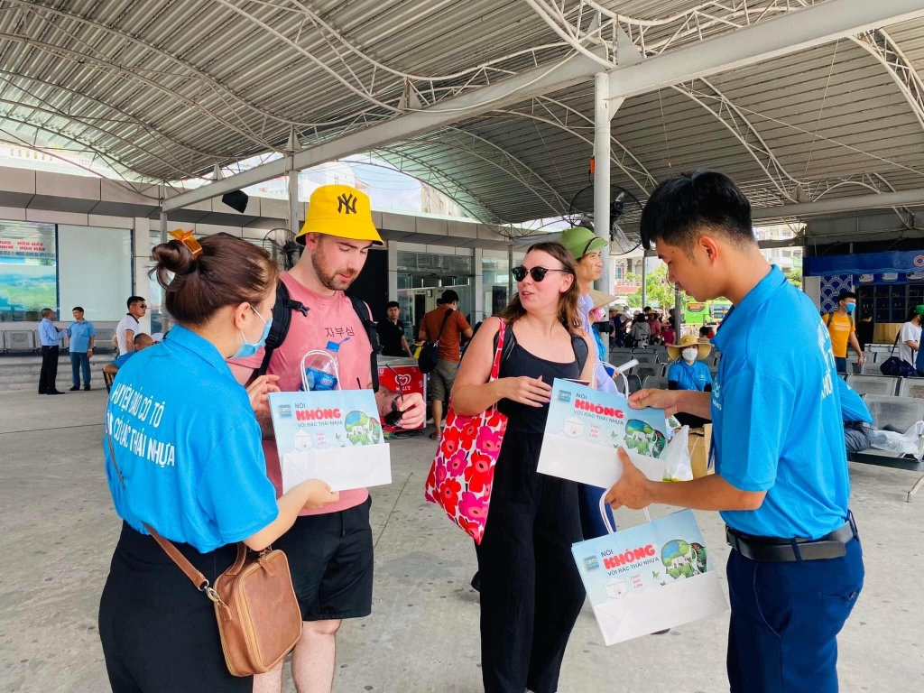 Cán bộ huyện Cô Tô tuyên truyền và cung cấp túi giấy thay thế túi nilon cho du khách Cán bộ huyện Cô Tô tuyên truyền và cung cấp túi giấy thay thế túi nilon cho du khách