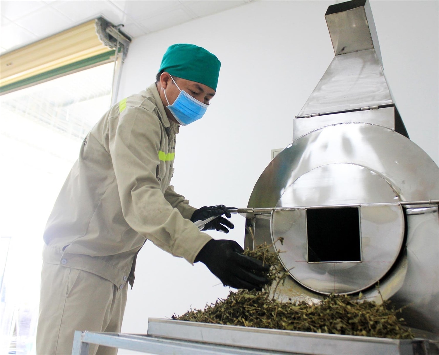 Ông Lá Văn Duy, Chủ tịch Hội đồng quản trị kiêm Giám đốc Hợp tác xã nông dược Tĩnh Sáng Đường bên Máy đóng gói trà túi lọc tem chỉ. Ông Lá Văn Duy, Chủ tịch Hội đồng quản trị kiêm Giám đốc Hợp tác xã nông dược Tĩnh Sáng Đường bên Máy đóng gói trà túi lọc tem chỉ.