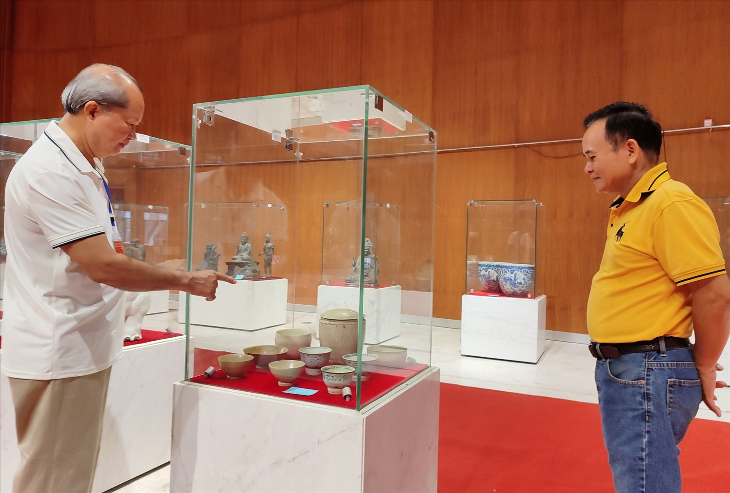 Các đại biểu tham quan triển lãm, chiêm ngưỡng các cổ vật quý