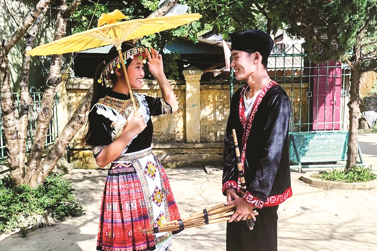 Thanh niên người Mông thường dùng tiếng khèn để thể hiện tài năng trước bạn gái Thanh niên người Mông thường dùng tiếng khèn để thể hiện tài năng trước bạn gái