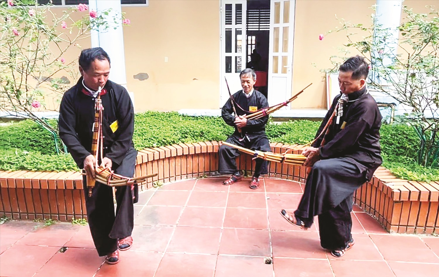 Các nghệ nhân người Mông ở Tủa Chùa múa khèn Các nghệ nhân người Mông ở Tủa Chùa múa khèn