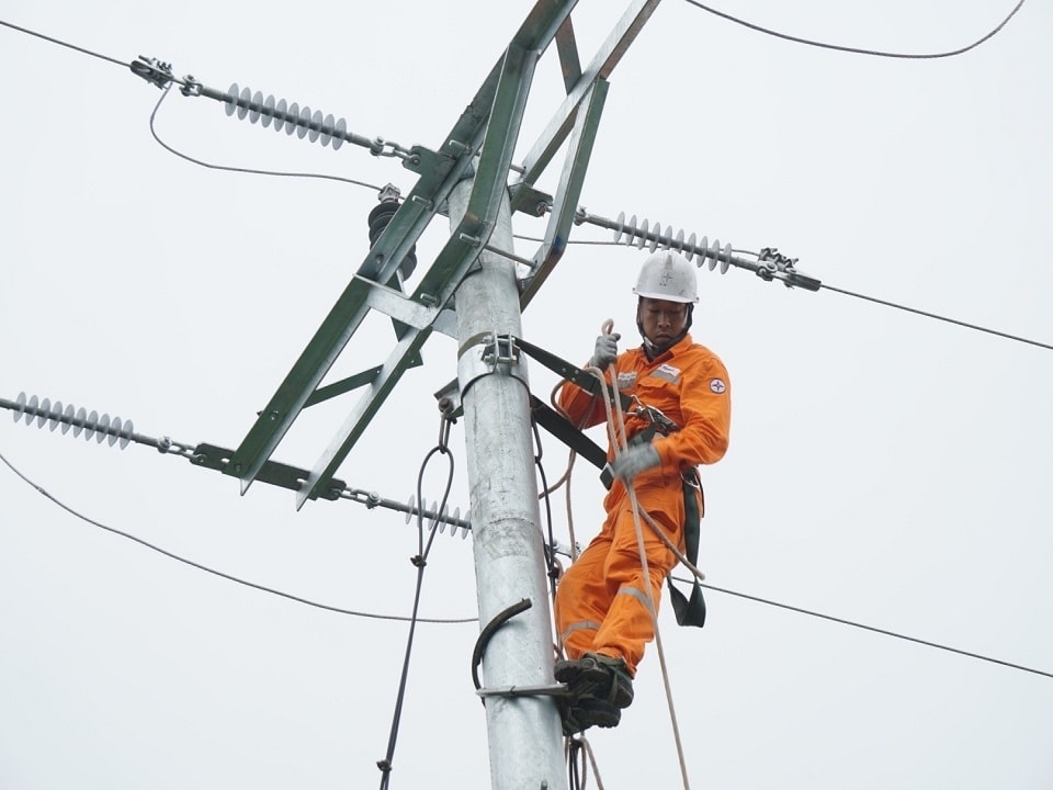 Điện lực Phú Lương, PC Thái Nguyên thực hiện đấu nối TBA Na Mẩy tại xã Yên Trạch Điện lực Phú Lương, PC Thái Nguyên thực hiện đấu nối TBA Na Mẩy tại xã Yên Trạch