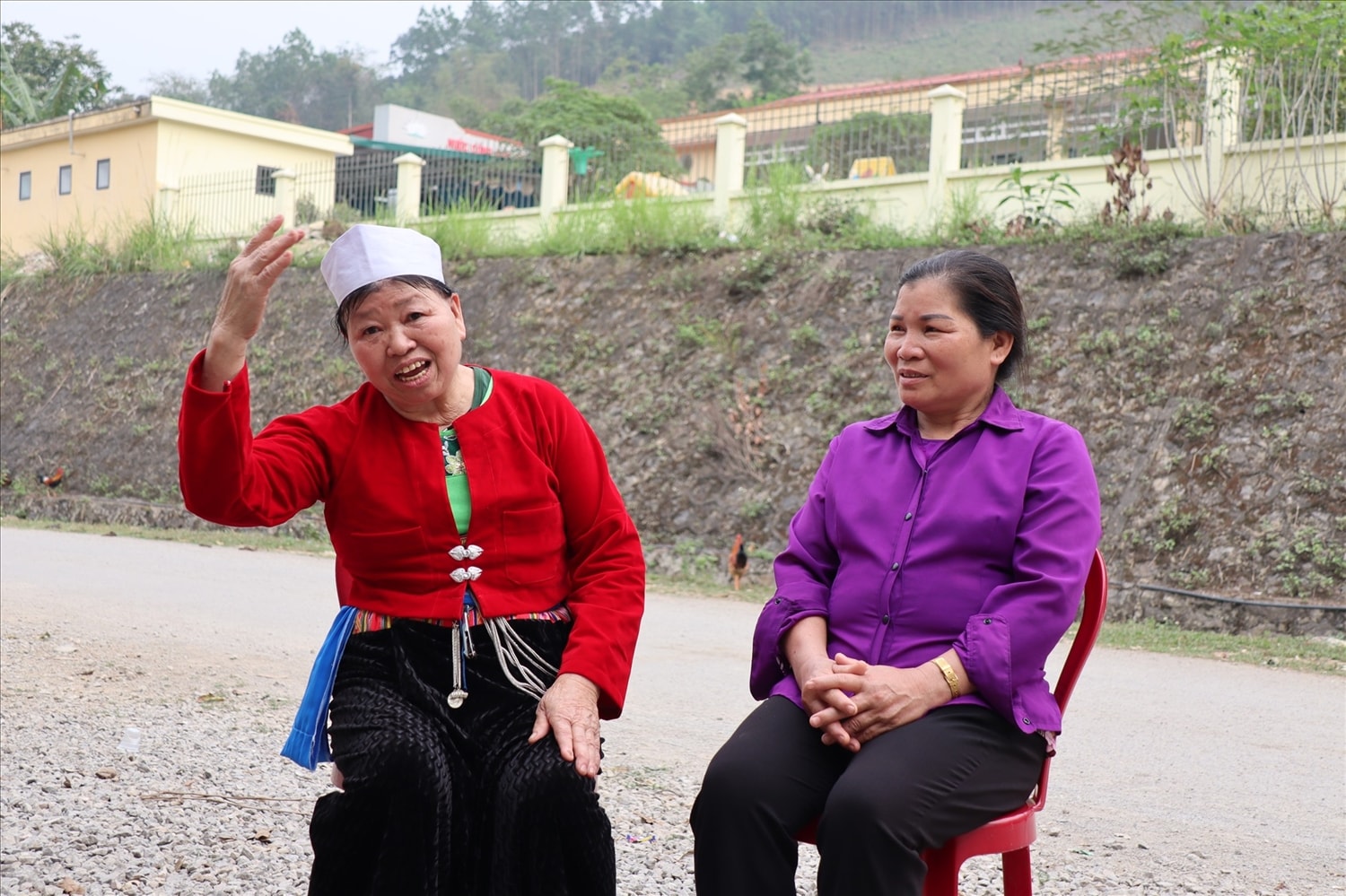 Nghệ nhân Bùi Thị Bẹ (người bên trái), Chủ nhiệm CLB hát dân ca Mường xã Lạc Sĩ ngân nga một điệu dân ca Mường.