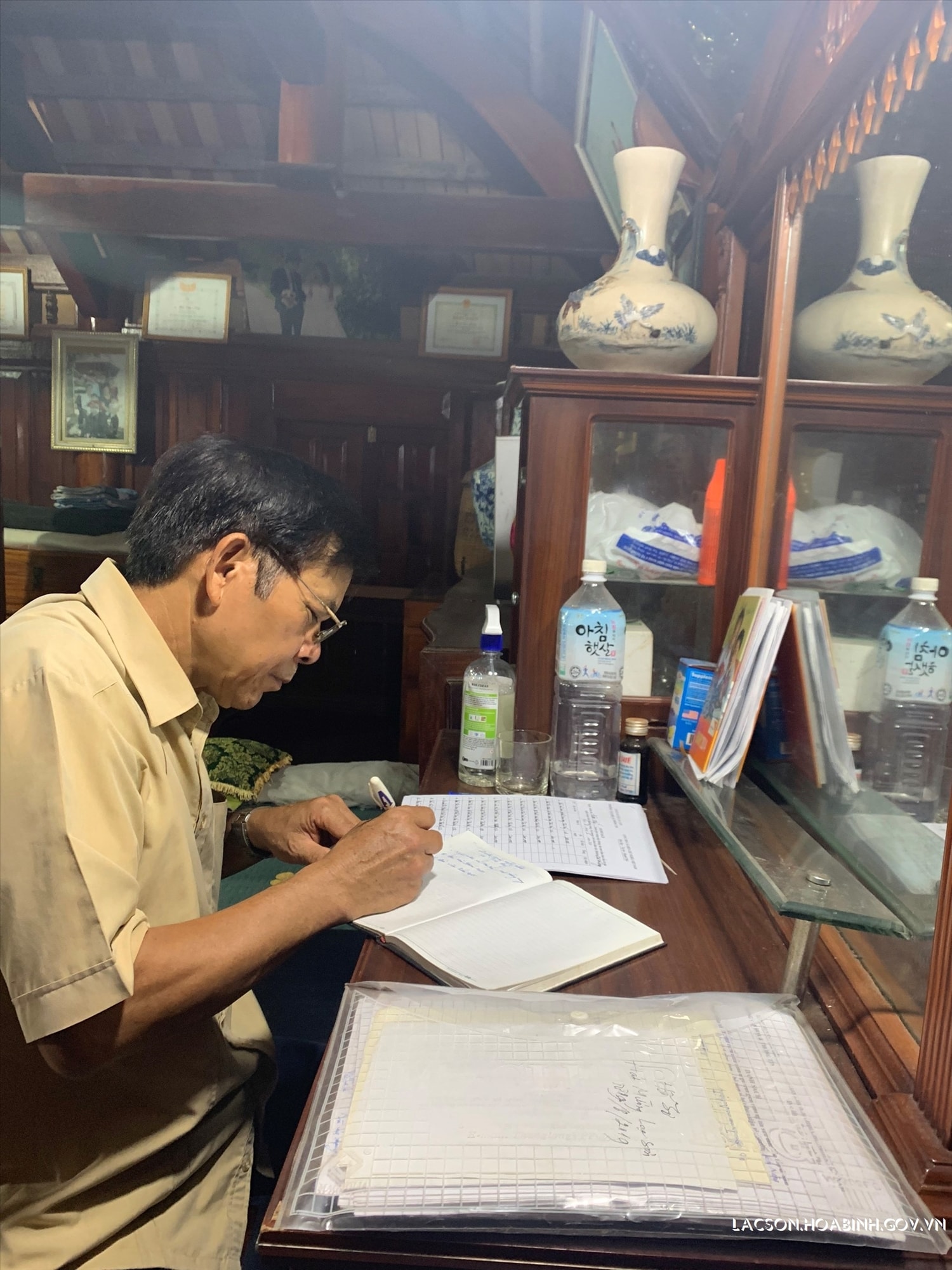 Nghệ nhân Bùi Văn Nỏm (huyện Lạc Sơn) cần mẫn nghiên cứu, sưu tầm các câu hát dân ca thường rang, bộ mẹng của người Mường.