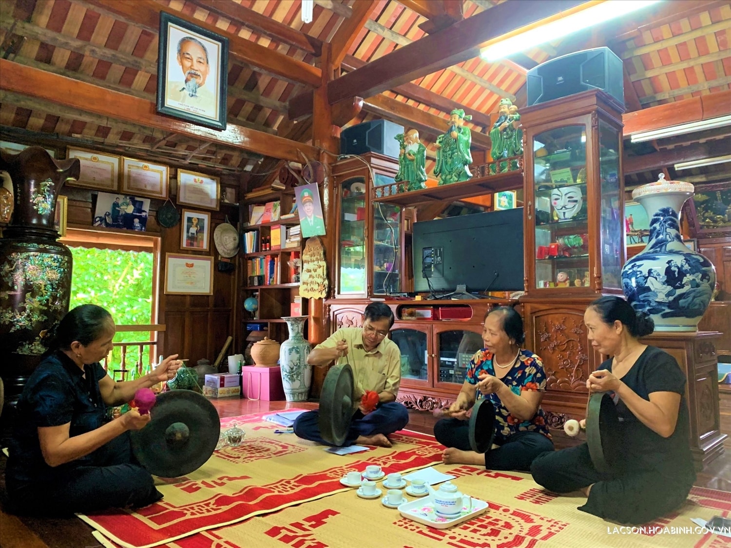 Một buổi tập hát các làn điệu dân ca thường rang, bộ mẹng của một CLB tại huyện Lạc Sơn.