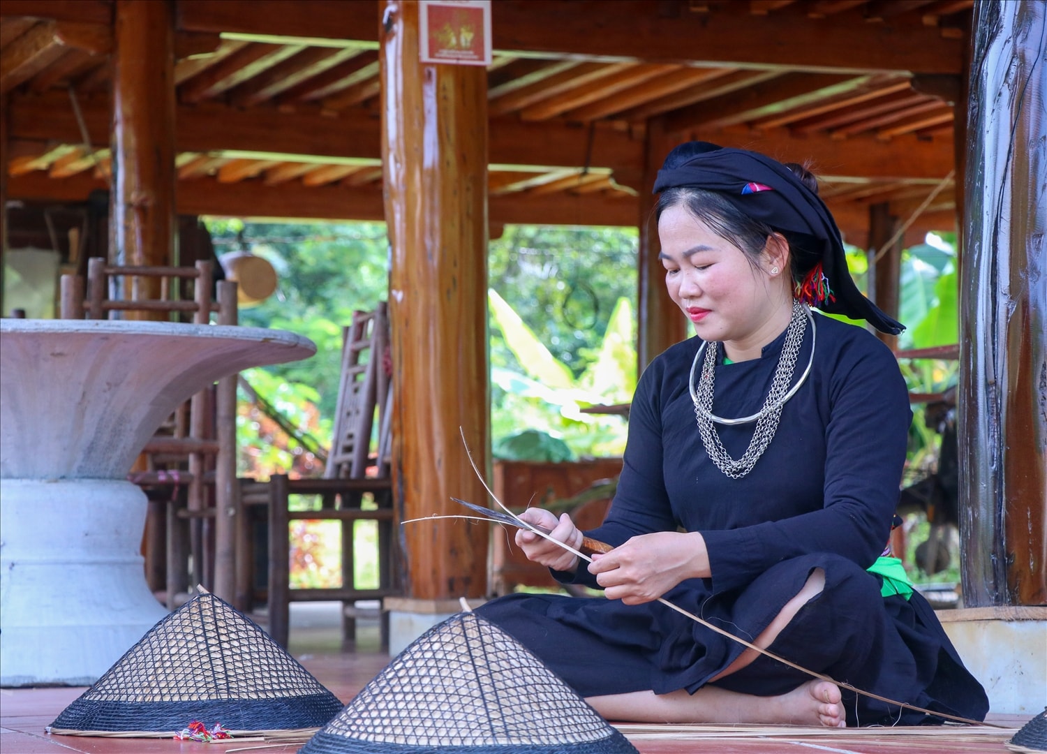 Những cây giang không bị sâu bệnh được nghệ nhân chọn và vót đảm bảo đúng độ dài và kích thước phù hợp cho việc làm nón.