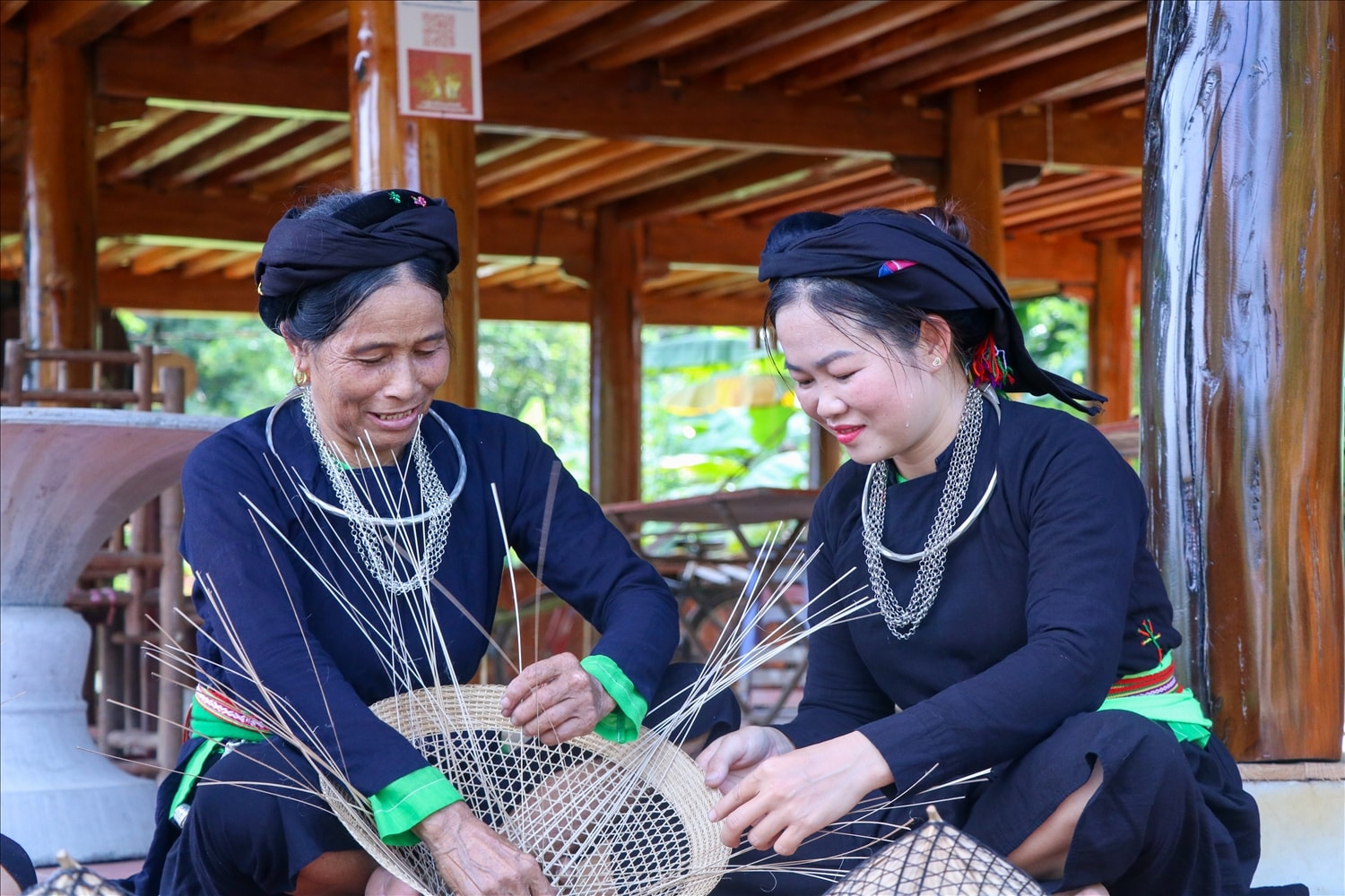 Công đoạn đan mê nón được làm tỉ mỉ, đảm bảo 2 mê phải đồng đều.