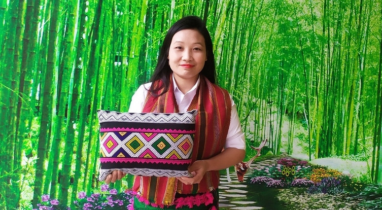 Giám đốc Tạ Thị Liên với sản phẩm thổ cẩm do HTX của mình làm ra Giám đốc Tạ Thị Liên với sản phẩm thổ cẩm do HTX của mình làm ra