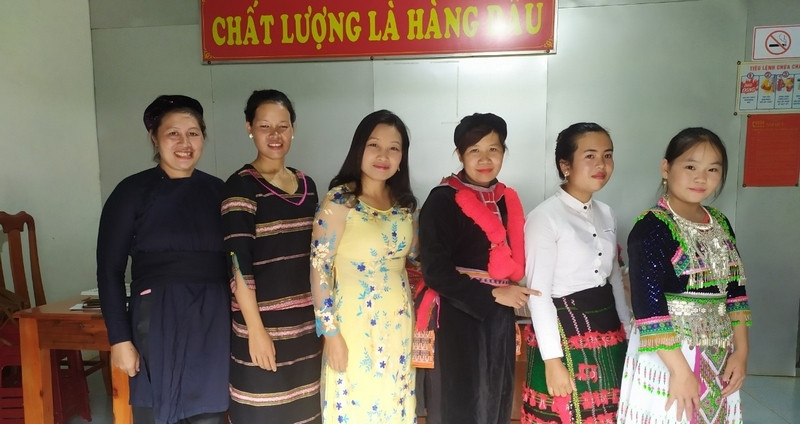 Giám đốc Tạ Thị Liên và các thành viên HTX Donafarm Giám đốc Tạ Thị Liên và các thành viên HTX Donafarm