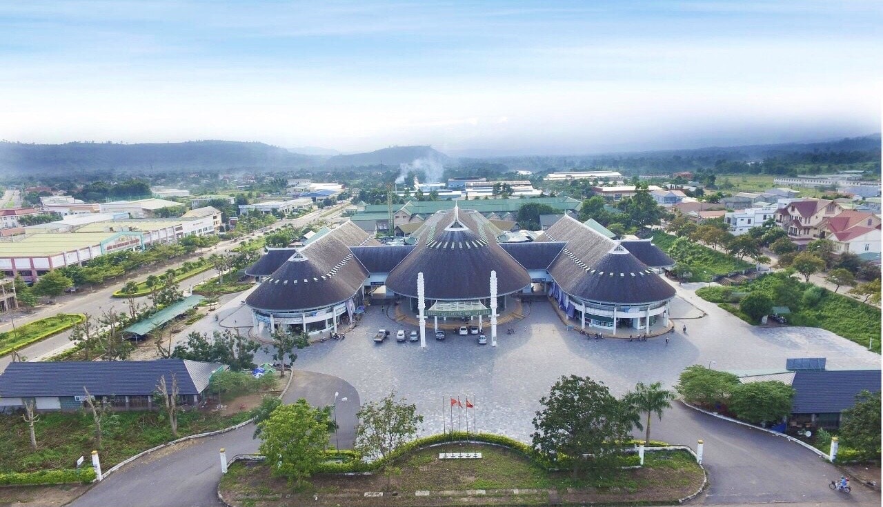 Trung tâm Thương mại huyện Hướng Hóa được xây dựng khang trang, tạo điều kiện để đồng bào DTTS ở địa phương giao thương, trao đổi hàng hóa Trung tâm Thương mại huyện Hướng Hóa được xây dựng khang trang, tạo điều kiện để đồng bào DTTS ở địa phương giao thương, trao đổi hàng hóa