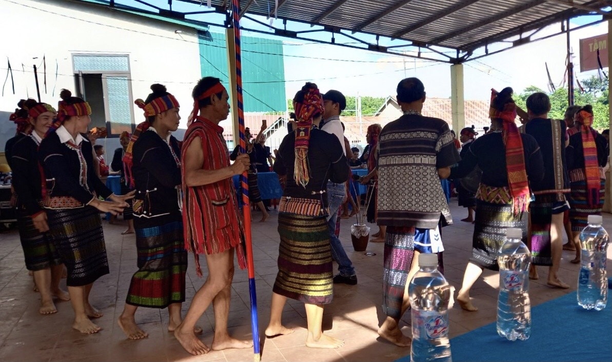 Không chỉ làm giàu cho gia đình mình, nghề dệt thổ cẩm truyền thống của chị Phay còn góp phần bảo tồn và phát huy những giá tri tốt đẹp của đồng bào Bru-Vân Kiều Không chỉ làm giàu cho gia đình mình, nghề dệt thổ cẩm truyền thống của chị Phay còn góp phần bảo tồn và phát huy những giá tri tốt đẹp của đồng bào Bru-Vân Kiều
